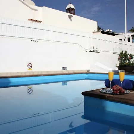 Roses Villa Puerto del Carmen (Lanzarote)